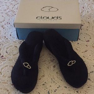 New Thong Style Black Slipper By Clouds Size 10